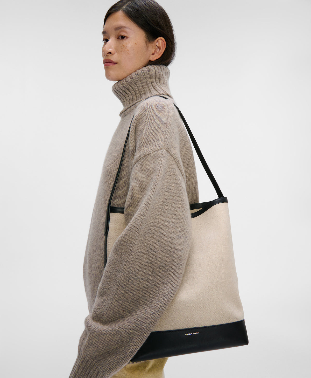 Model wears the Everyday Cabas in Natural/Black Canvas