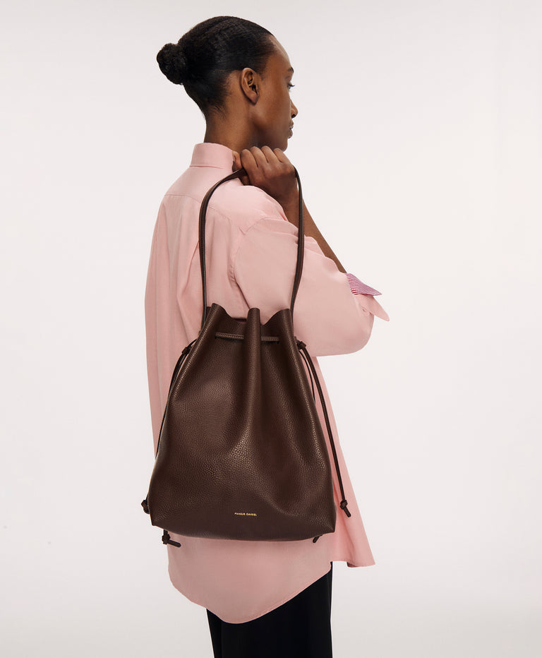Drawstring Cabas - chocolate on model 