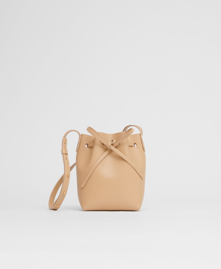 Meet our new Movimento Bucket Bag ❤️ Our reimagined style features  luxurious gold hardware and a top handle #mansurgavriel