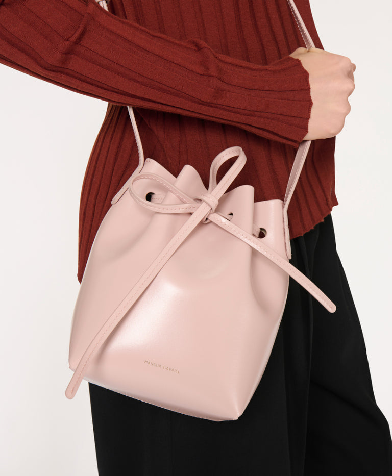 Mini Mini Bucket Bag - Zucchero/Anise on model 